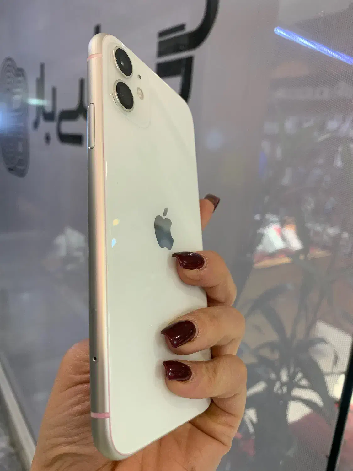 آیفون ۱۱ سفید باتری فابریک ۸۵ درصد بسیار تمیز|موبایل|اصفهان, باغ زرشک|دیوار