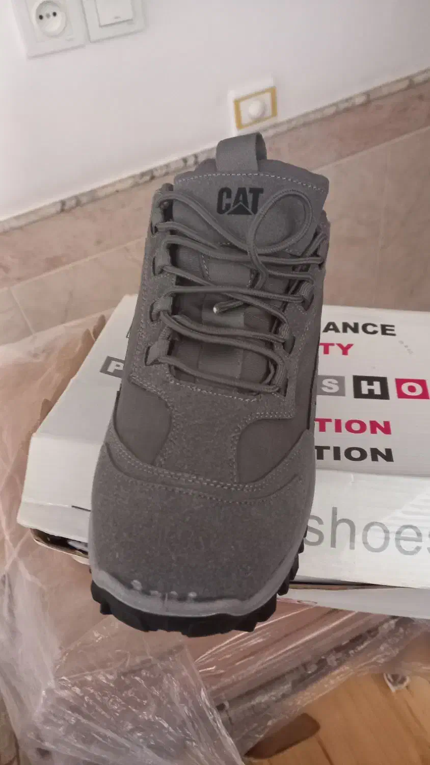 کفش|کیف، کفش، کمربند|قم, وادی السلام|دیوار