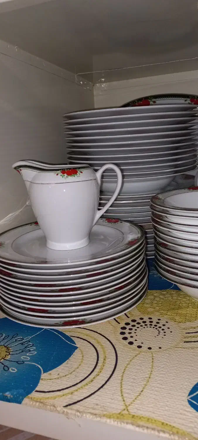 سرویس ۱۲ نفره چینی|ظروف سرو و پذیرایی|اصفهان, بهارستان|دیوار