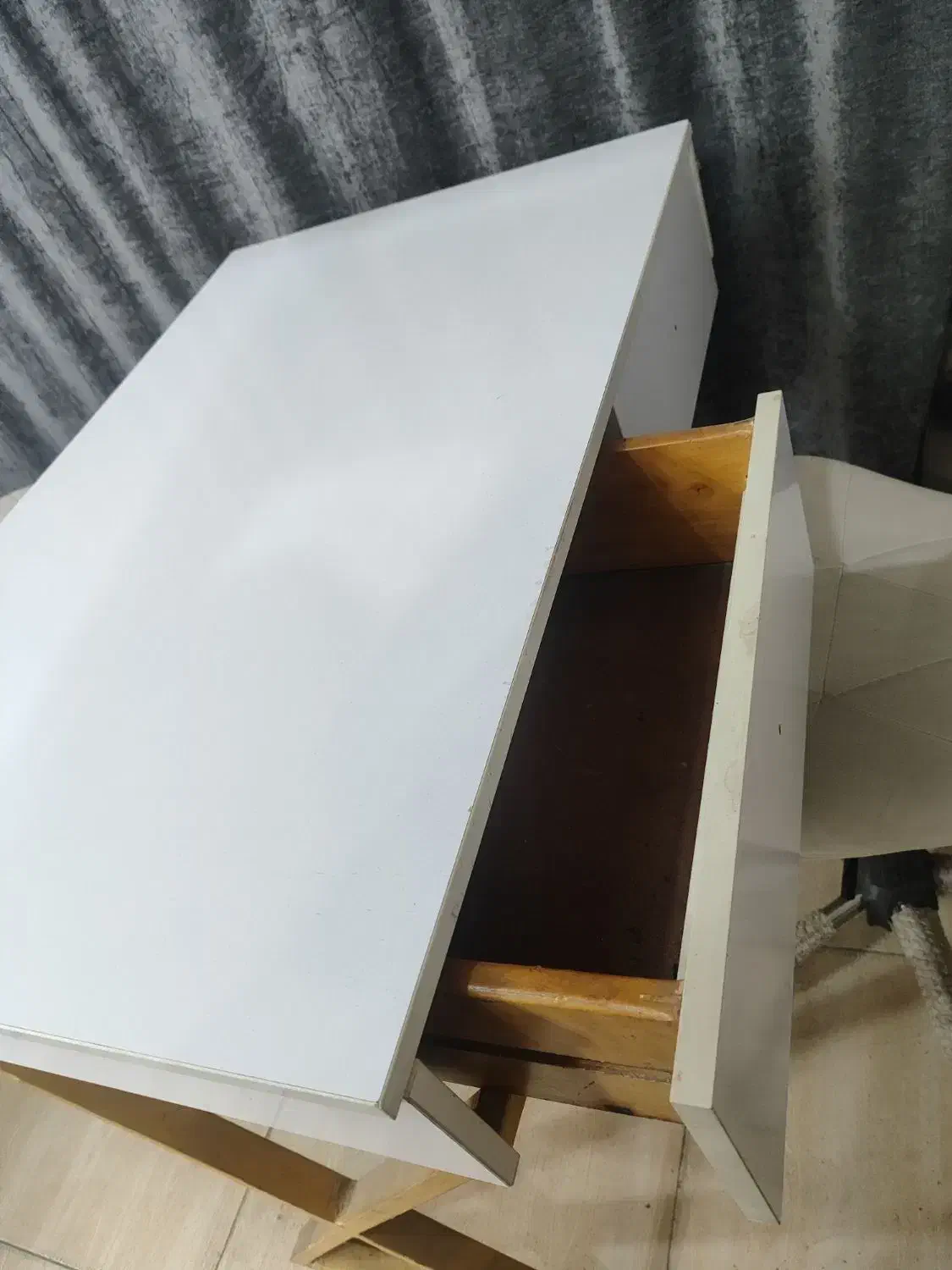 میز ناخن|آرایشگاه و سالن‌های زیبایی|لنگرود, |دیوار