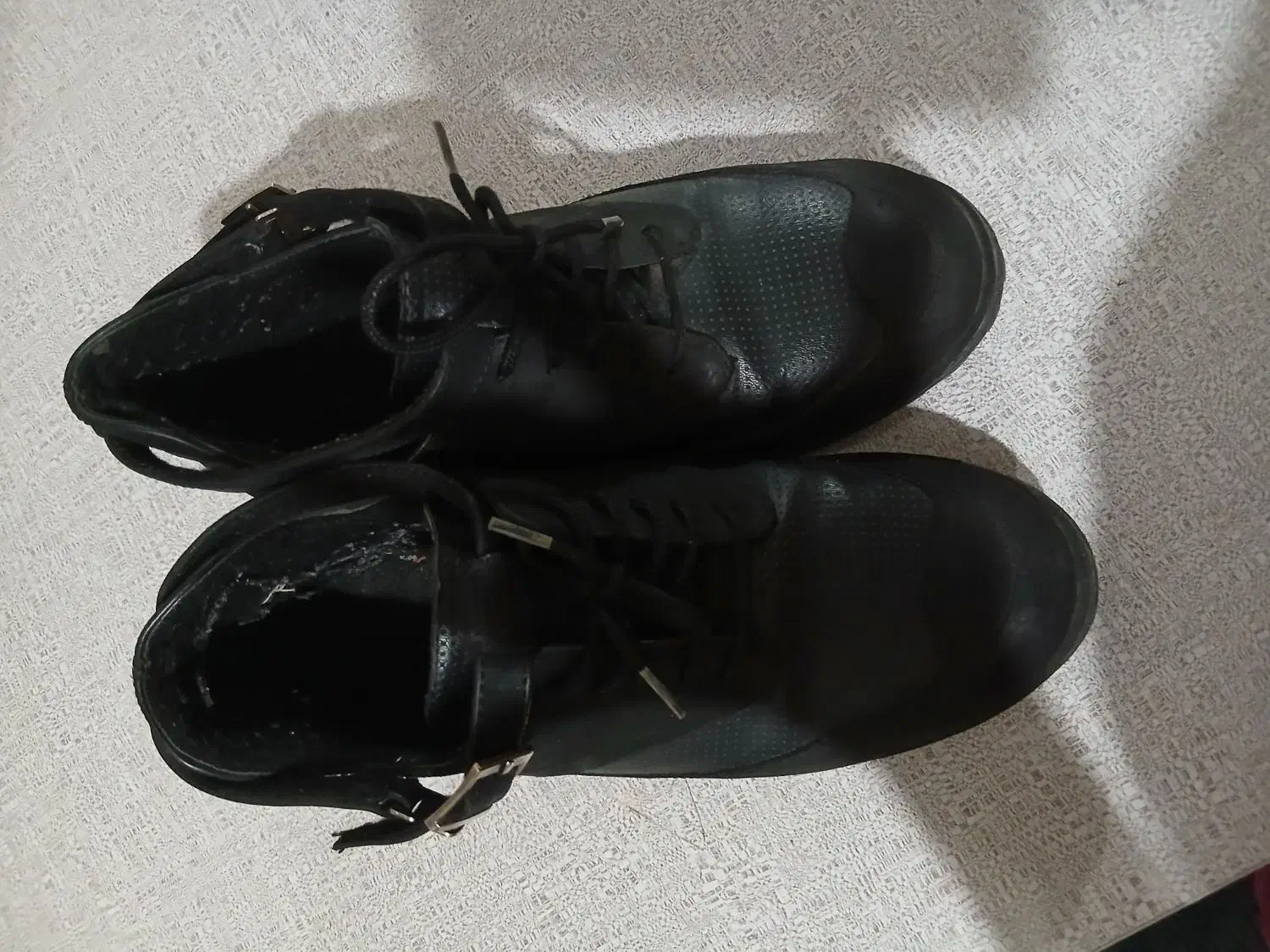 نیم بوت|کیف، کفش، کمربند|پرند, فاز ۶|دیوار