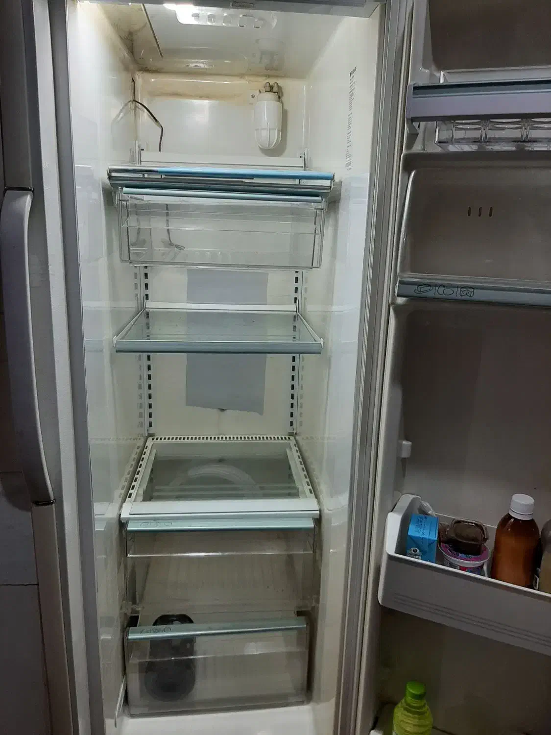 یخچال فریزر ساید کار میکند یک مشکل کوچیک داره|یخچال و فریزر|بروجرد, |دیوار