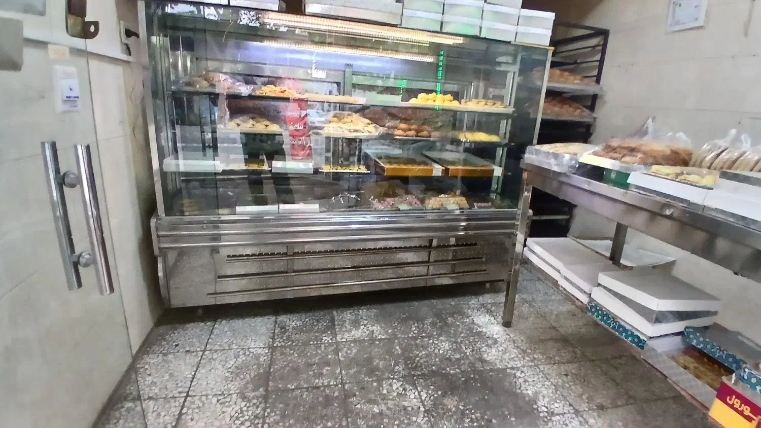 ویترین .میز.بامیه زن.|ظروف سرو و پذیرایی|گرمدره, |دیوار