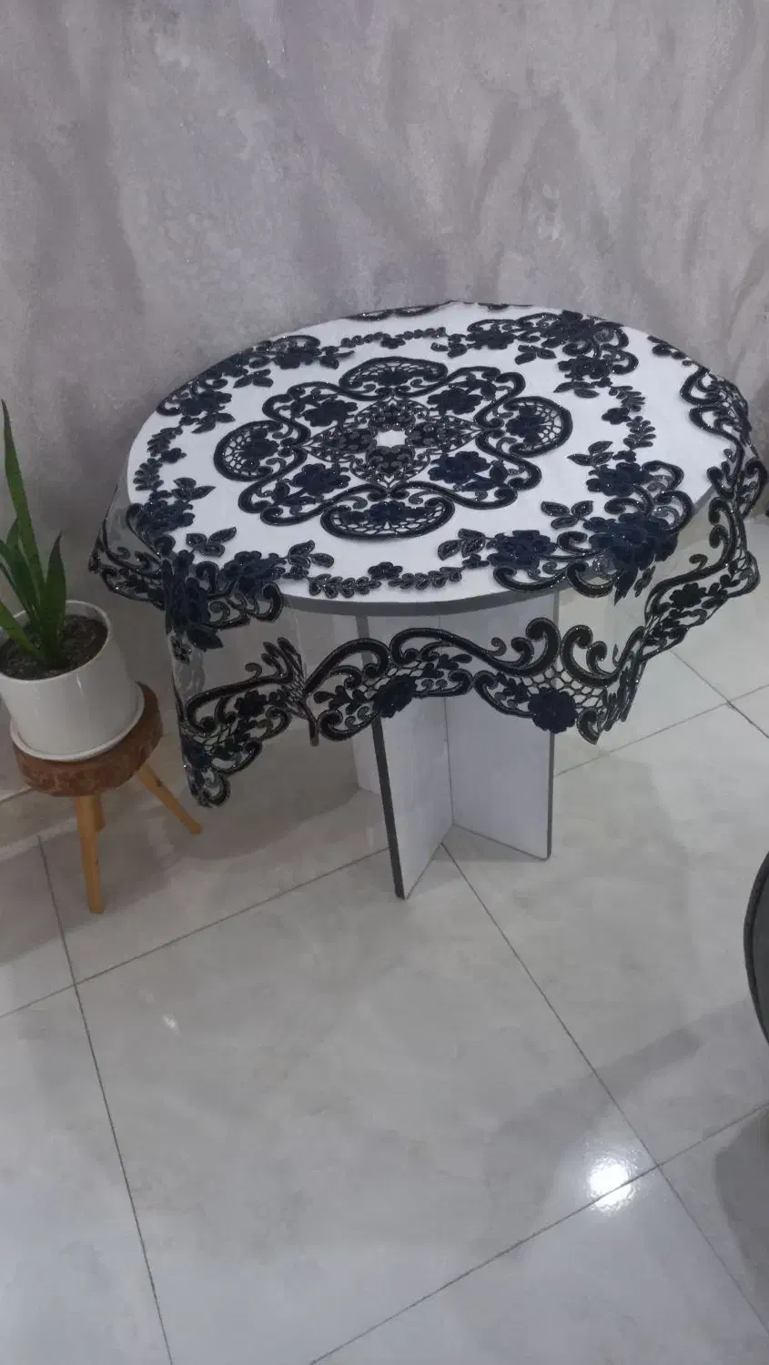 یک عدد میز گرد با قطر ۷۰ و قدی هم ۷۰|میز و صندلی غذاخوری|رشت, گلزاران|دیوار