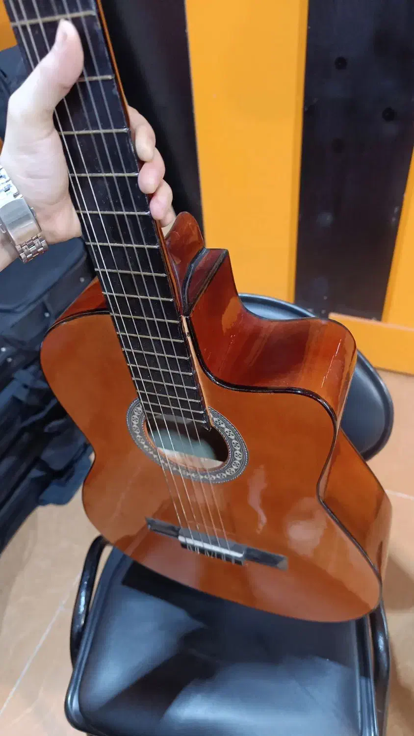 گیتار نو نو (پاساژ مرکزی طبقه بالا انتهای سالن)|گیتار، بیس، امپلیفایر|شوش, |دیوار