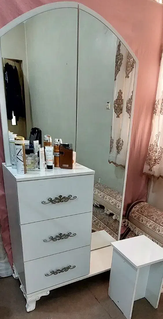 میز آینه و صندلی همراه دو عدد کنسول ست تخت|مبلمان خانگی و میز عسلی|اندیمشک, |دیوار