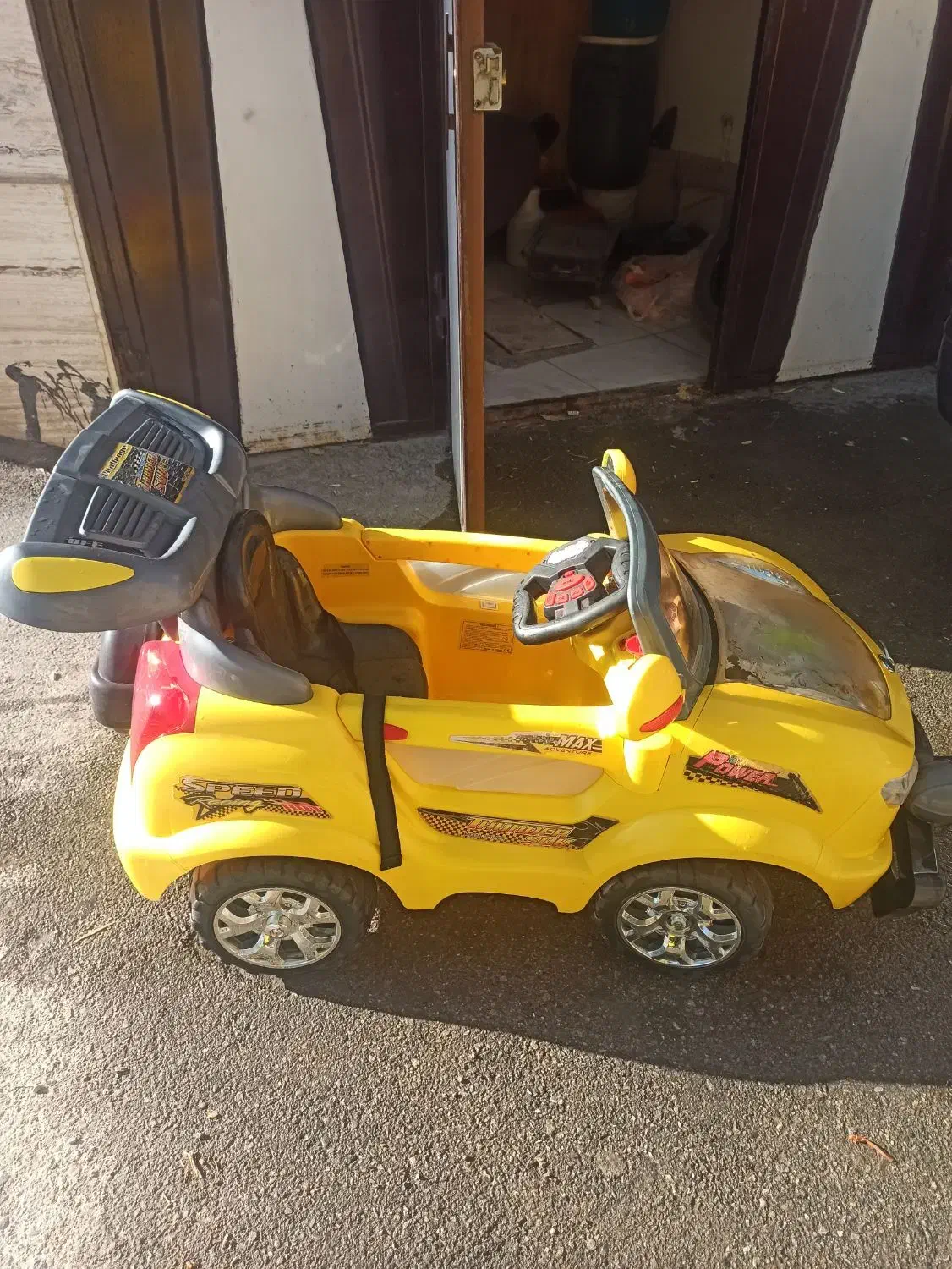 ماشین اسباب بازی دو موتوره درحدنو باطری نداره|اسباب‌‌بازی|نورآباد, |دیوار