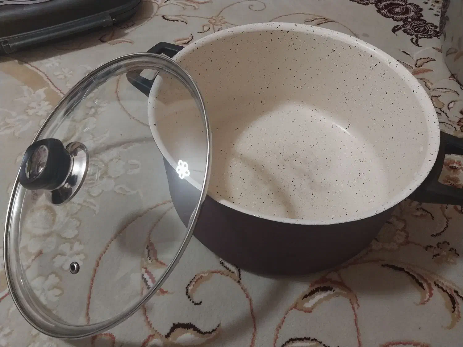 تعدادی قابلمه|ظروف پخت‌وپز|ایلام, |دیوار