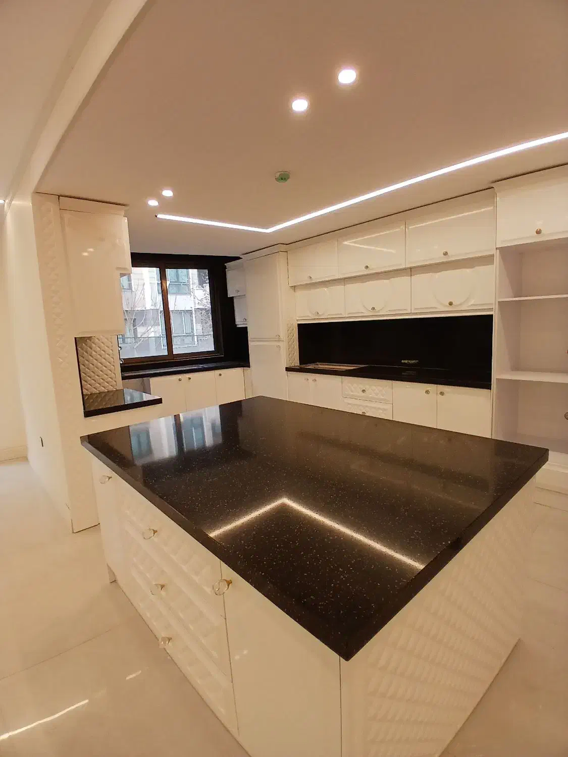 زعفرانیه ۲۴۰متر ۳خواب