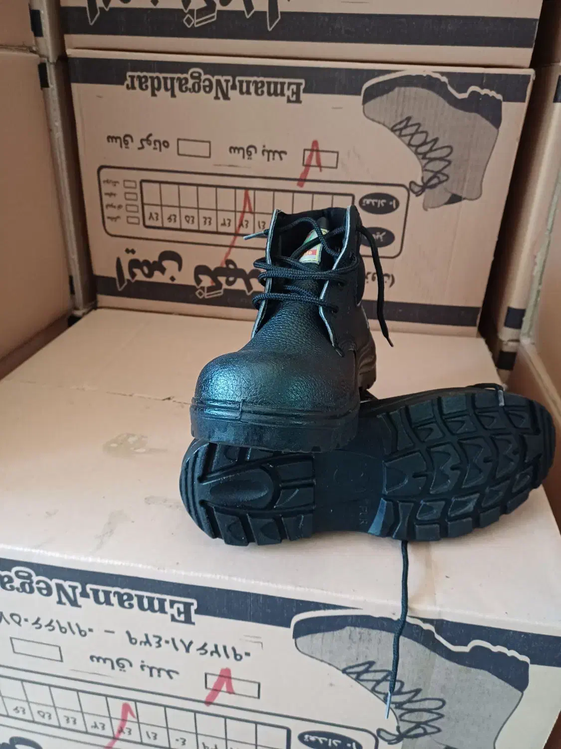 کفش ایمنی نگهدار|کیف، کفش، کمربند|بشاریات, |دیوار