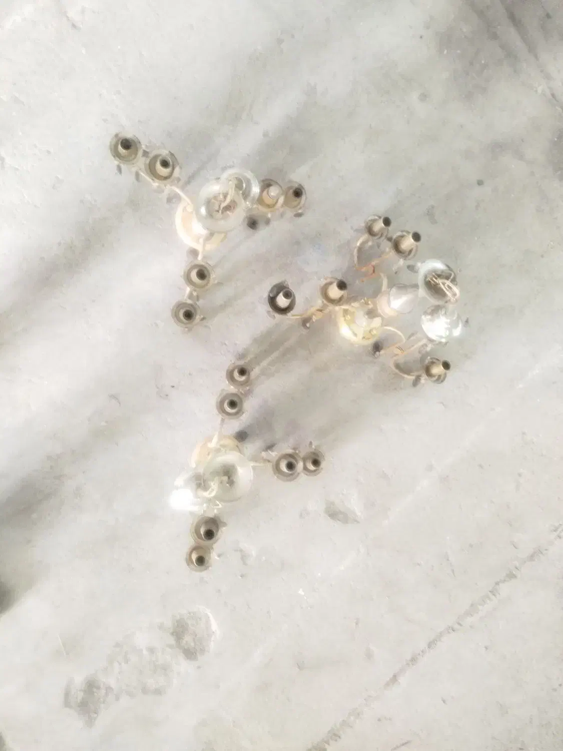 لوستر ۳شاخه برقی سالم ولی رنگ پریدگی|لوستر و چراغ آویز|اصفهان, گرکان|دیوار