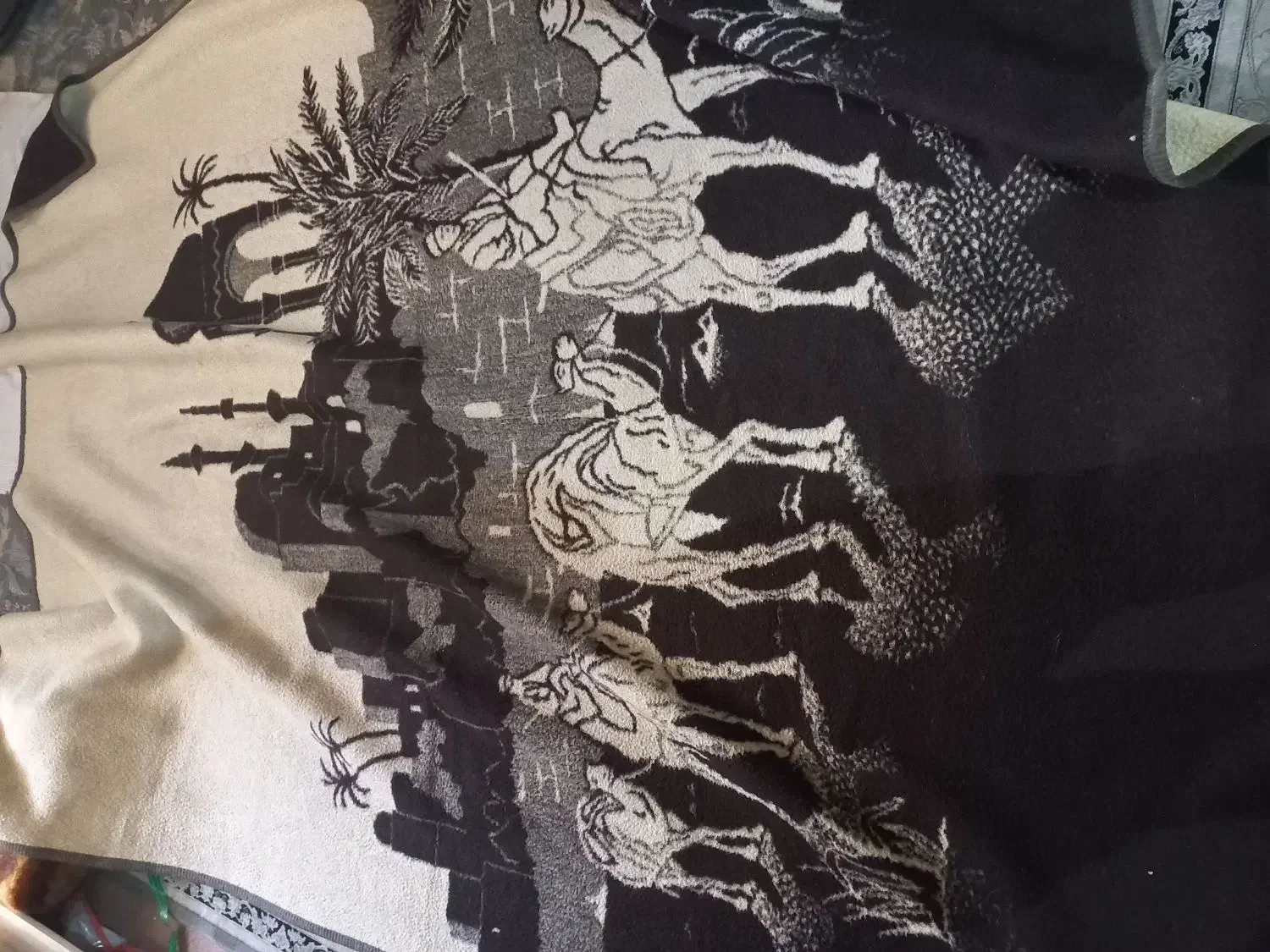 پتو و پشتی|پشتی|گرگان, |دیوار