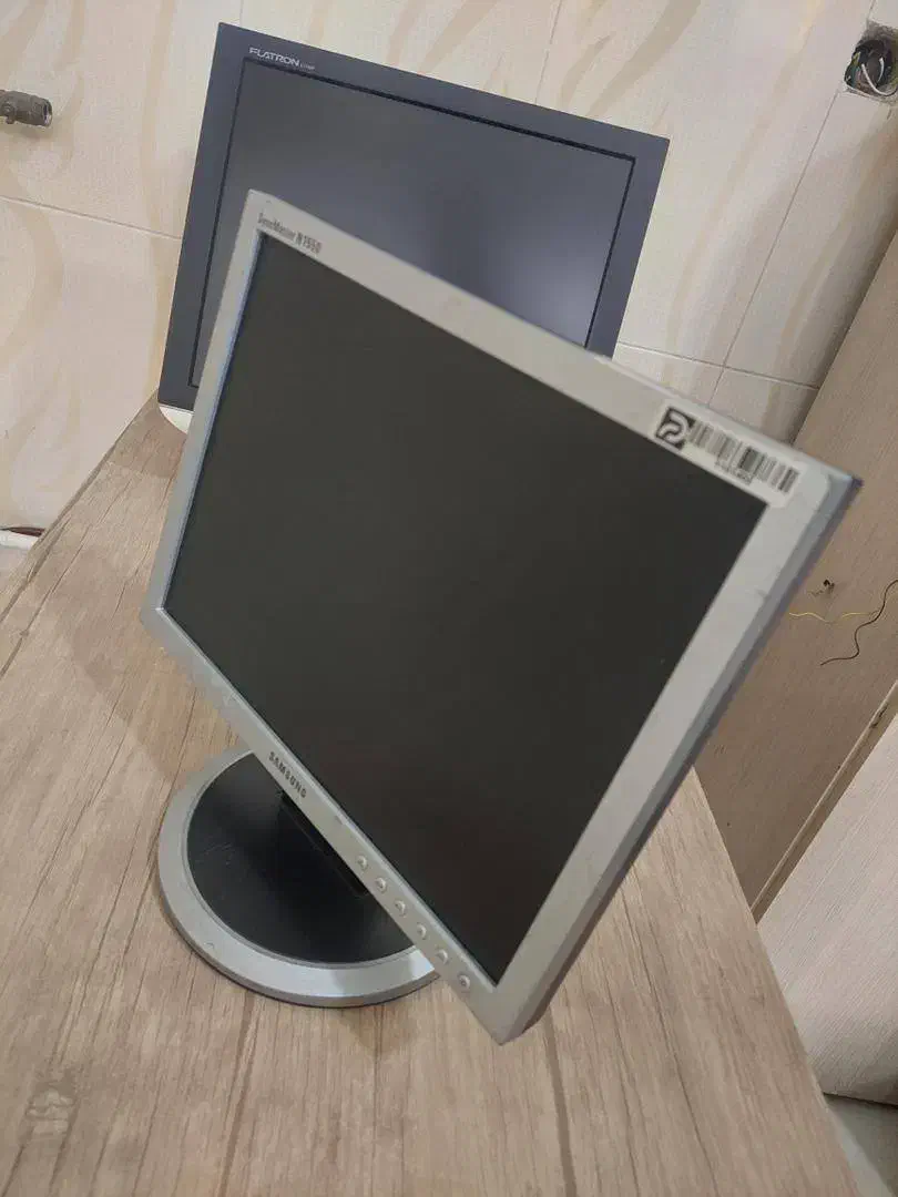 مانیتور تمیز درحد آکبند ۱۵ اینج|قطعات و لوازم جانبی رایانه|تبریز, |دیوار