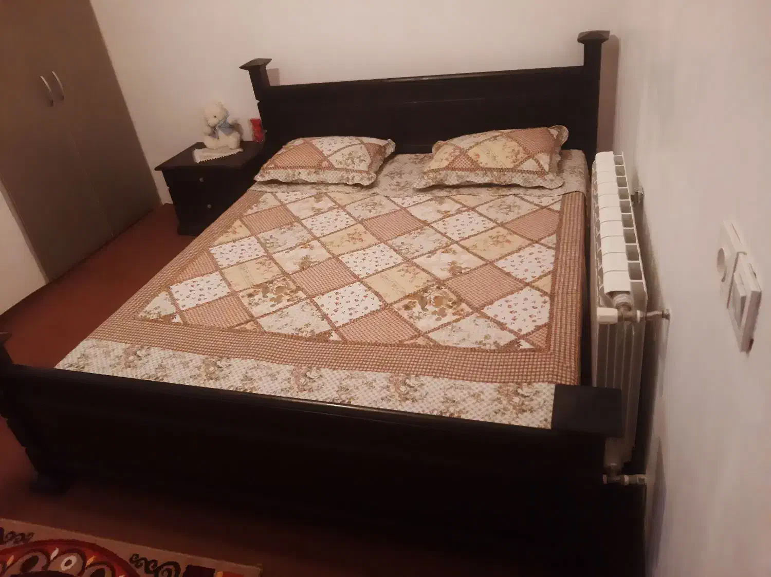 تخت دو نفره با ۲تا پا تختی ومیز توالت|تخت و سرویس خواب|قائمشهر, |دیوار