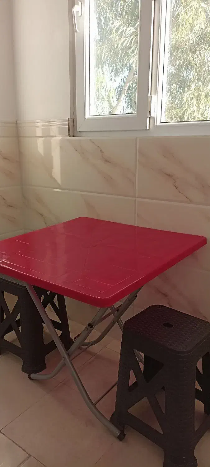 میز ناهارخوری پایه آهنی ساندویچی و صندلی پلاستیکی|میز و صندلی غذاخوری|کهریزک, |دیوار