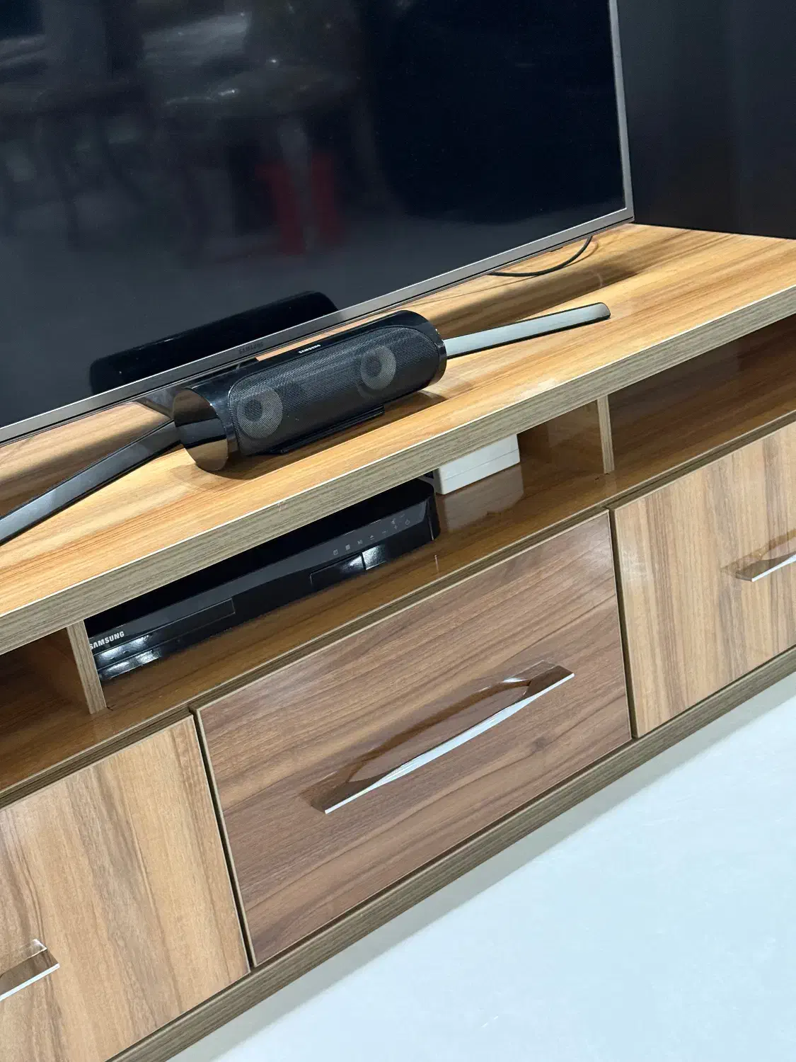 میز تلویزیون هایگلاس فوقالعاده تمیز و شیک|میز تلویزیون|شاهینشهر, سعدی جنوبی|دیوار