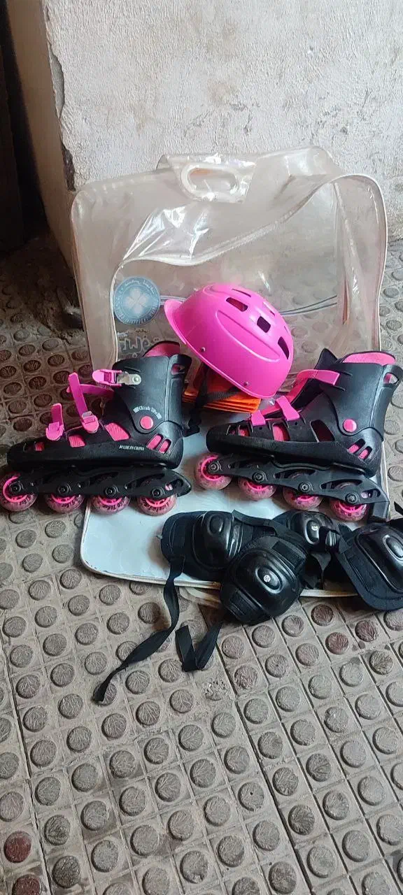 اسکیت با کلاه ایمنی و زانوبند و مانع و آرنج|دوچرخه، اسکیت، اسکوتر|رشت, نظری|دیوار