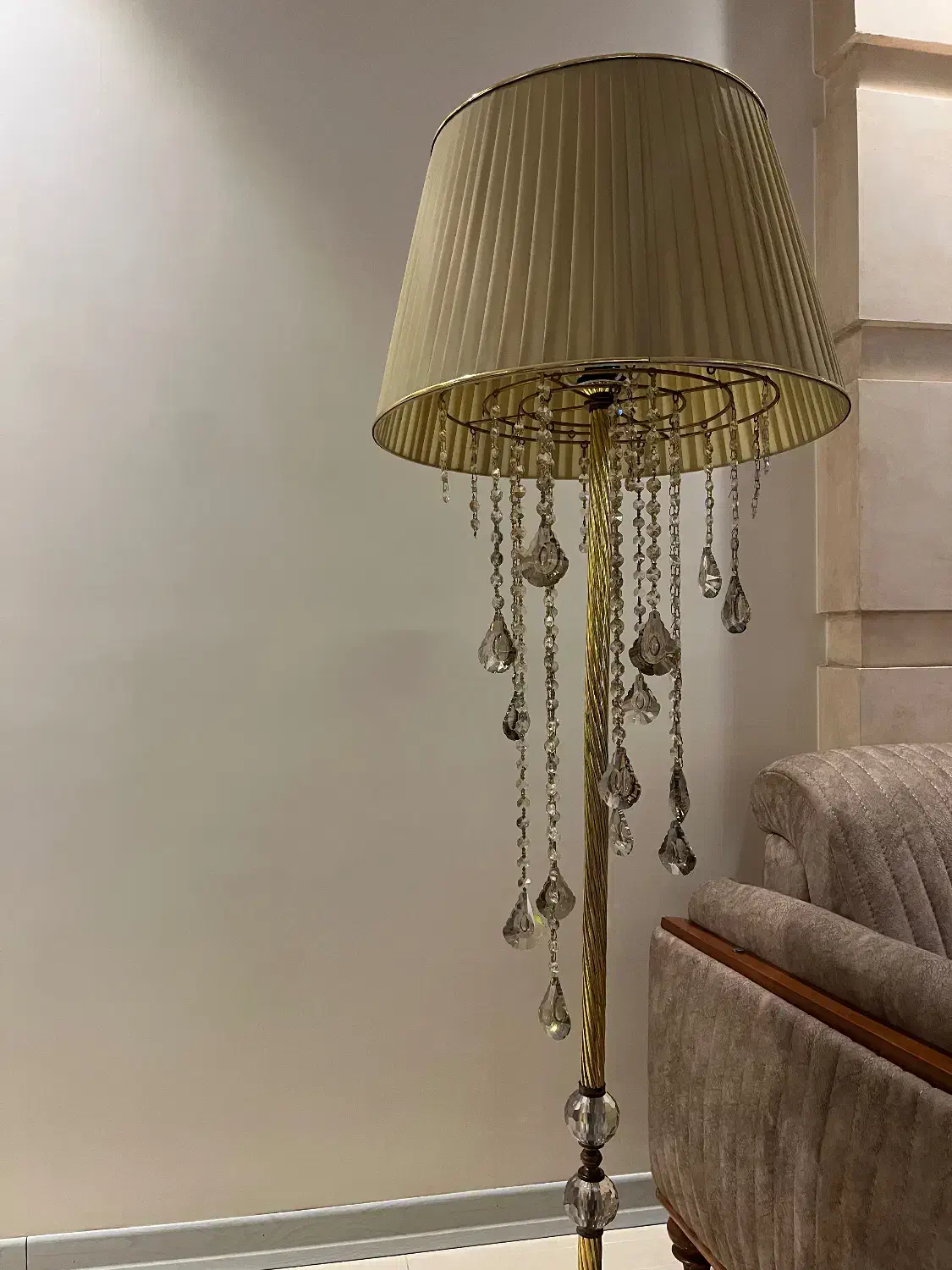 آباژور بسیار شیک پایه بلند کاملا نو و سالم|چراغ خواب و آباژور|ری, منصوریه منگل|دیوار