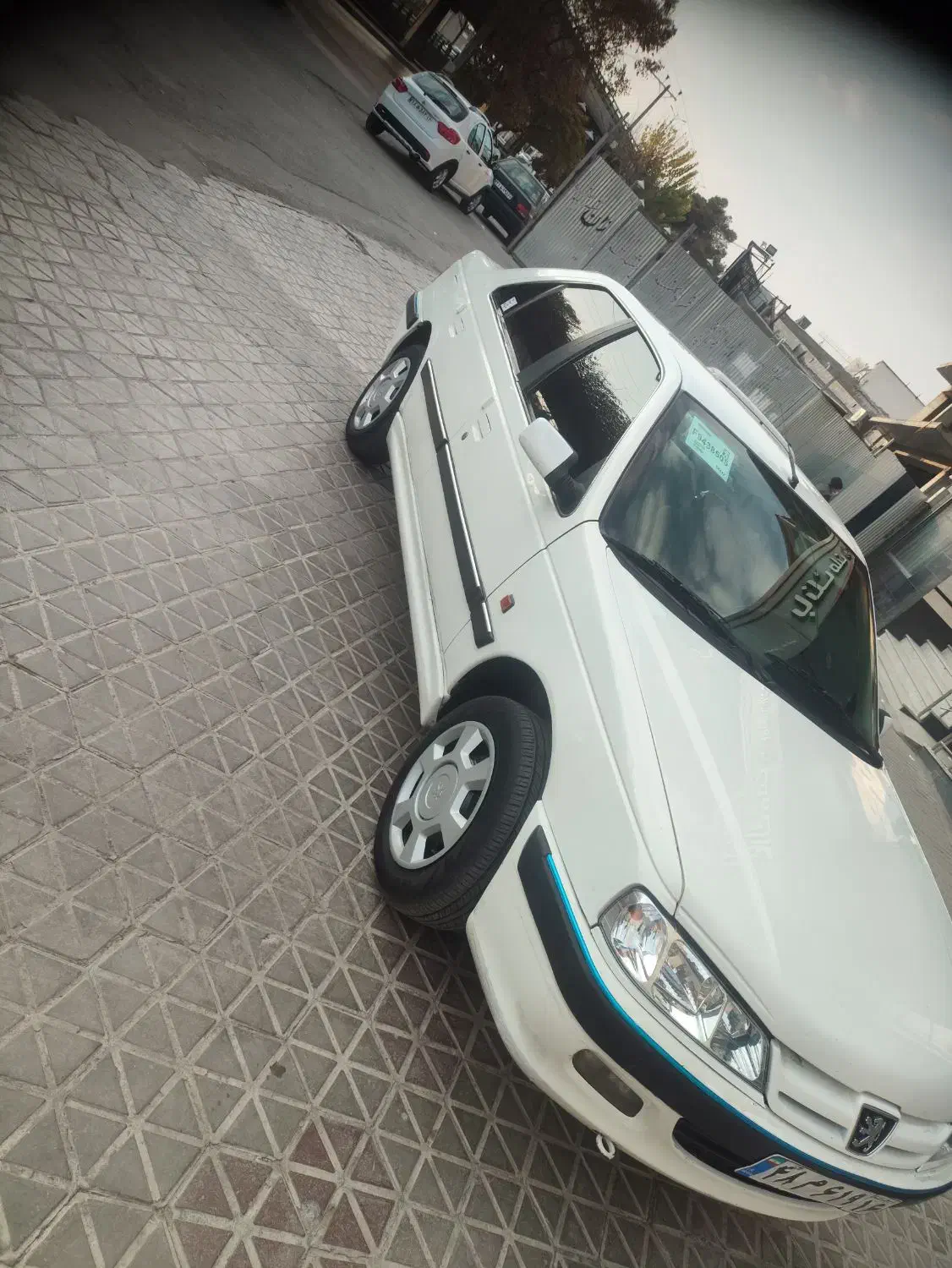 پژو پارس|خودرو سواری و وانت|اصفهان, باغ دریاچه|دیوار