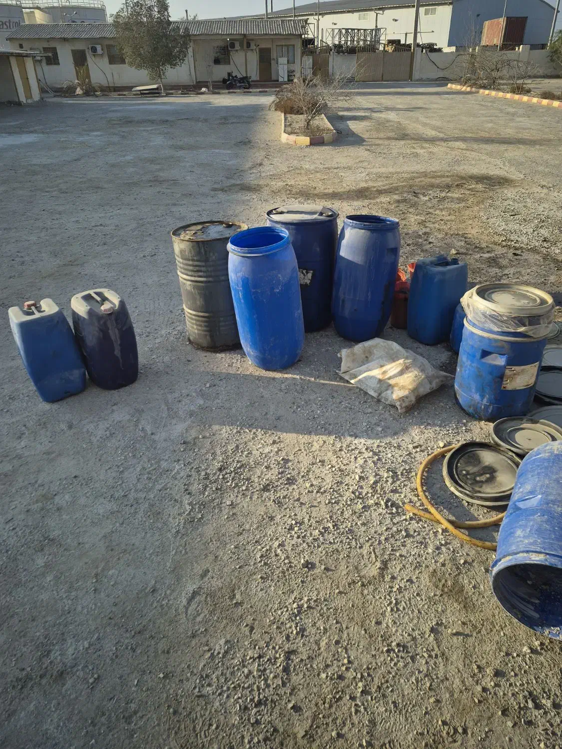 بشکه های صد وشصت لیتری پلاستیکی و220لیتری فلزی|ظروف نگهدارنده، پلاستیکی، یک‌بارمصرف|قشم, |دیوار