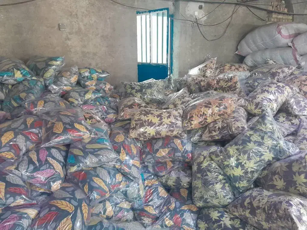 بالش|رختخواب، بالش، پتو|باغستان, |دیوار