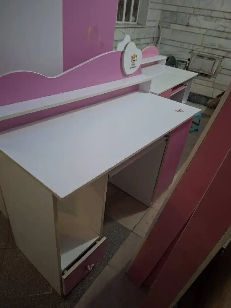 دو تخت و دو میز تحریر و یک کمد|تخت و سرویس خواب|شیراز, دینکان|دیوار