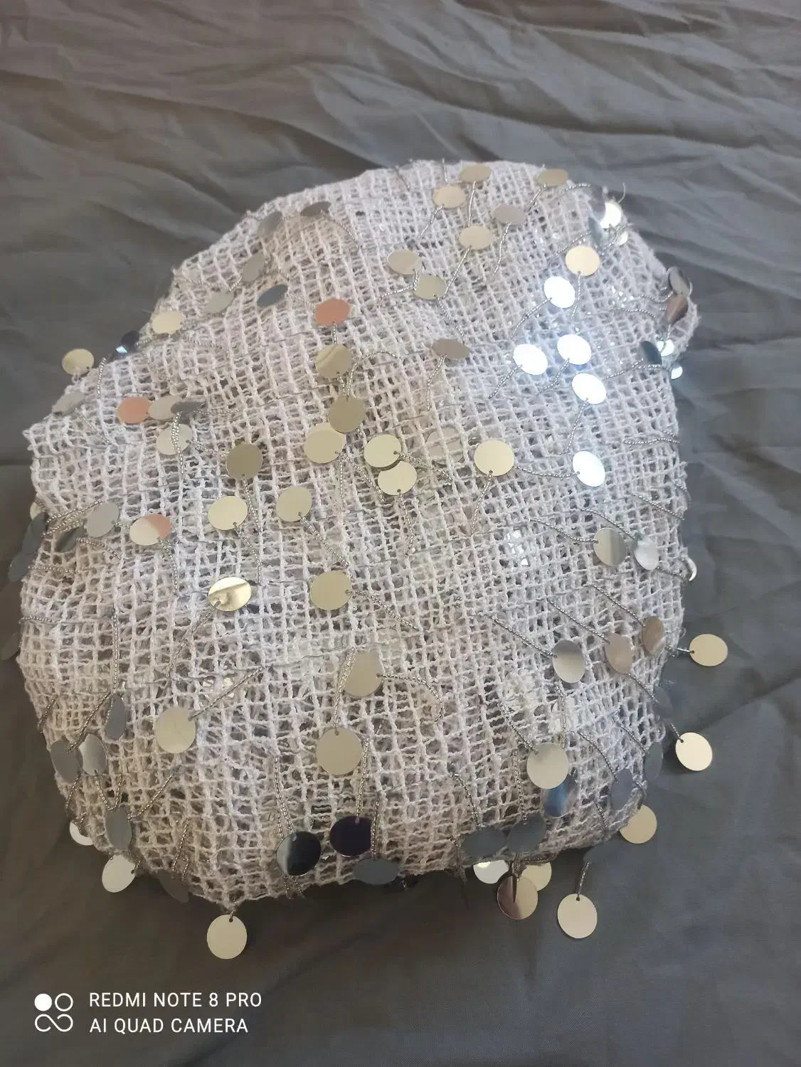 کراس کوردی اویزان|لباس|مریوان, |دیوار