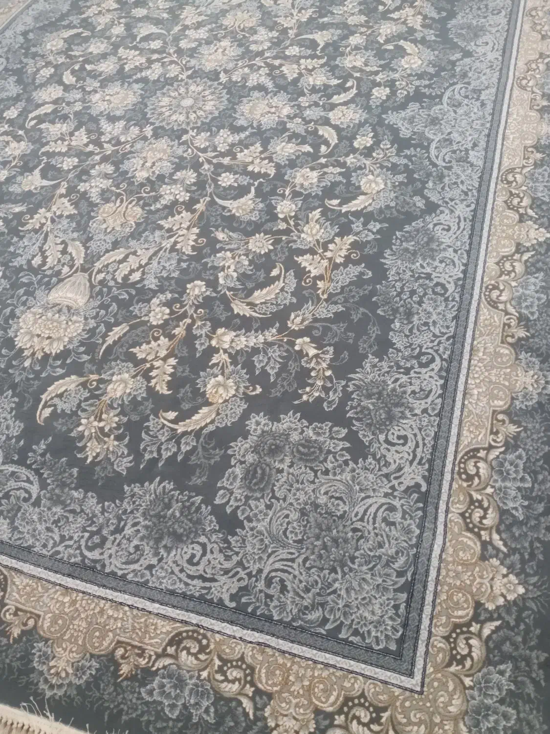 یک تخته فرش ۹متری ۷۰۰شانه نو|فرش|قم, قلعه کامکار|دیوار