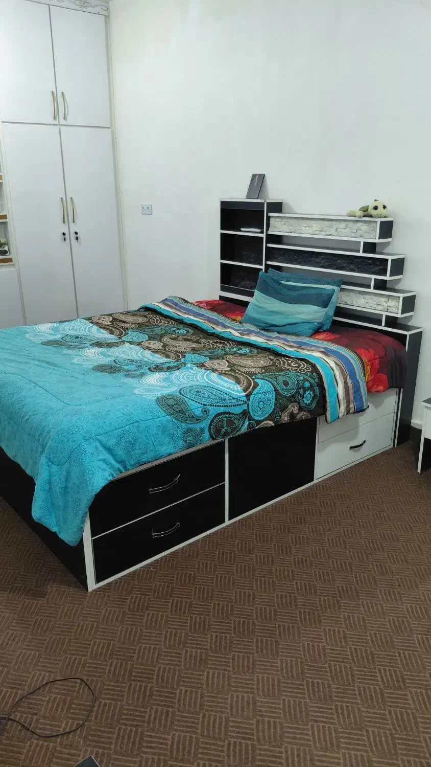 تخت خواب و دو عدد پا تختی و کمد آینه دار|تخت و سرویس خواب|باوی, |دیوار