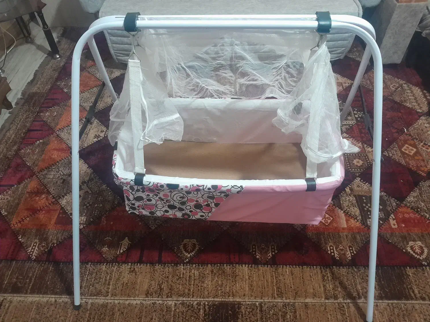 گهواره کودک|تخت و صندلی بچه|رشت, کوی امام رضا|دیوار