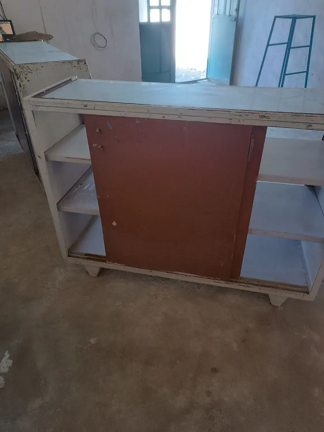 2عدد ویترین شیشه‌ای سالم|بوفه، ویترین، کنسول|یزد, |دیوار