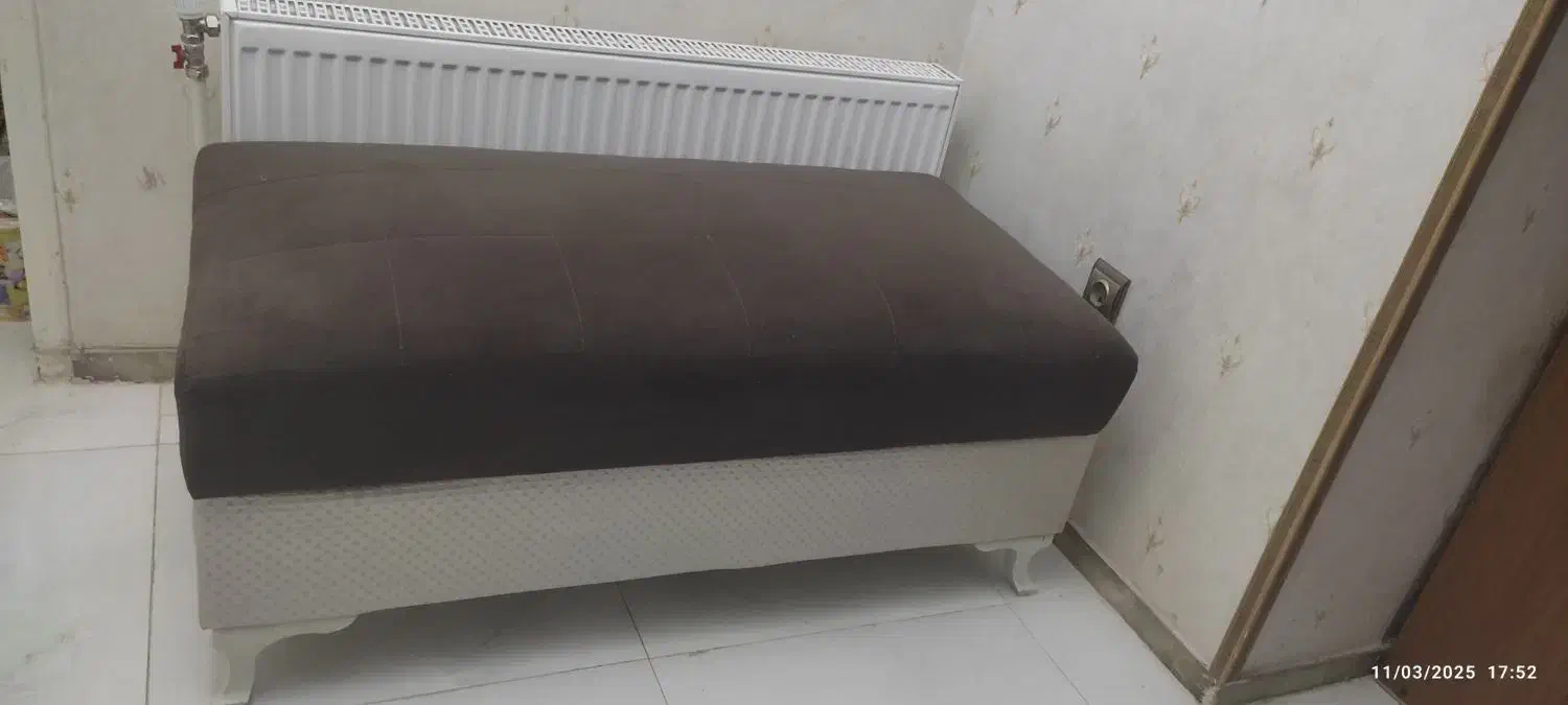 مبل نشیمن و گلدان|میز و صندلی غذاخوری|تهران, فلسطین (میدان انقلاب)|دیوار