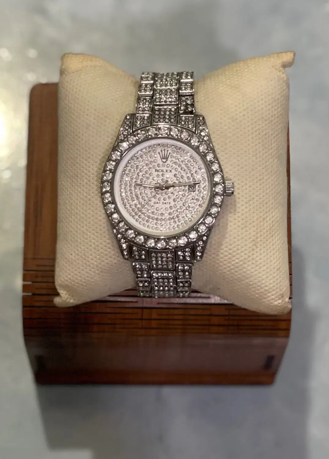 ساعت نگین دار|ساعت|اندیشه, اندیشه فاز ۱|دیوار