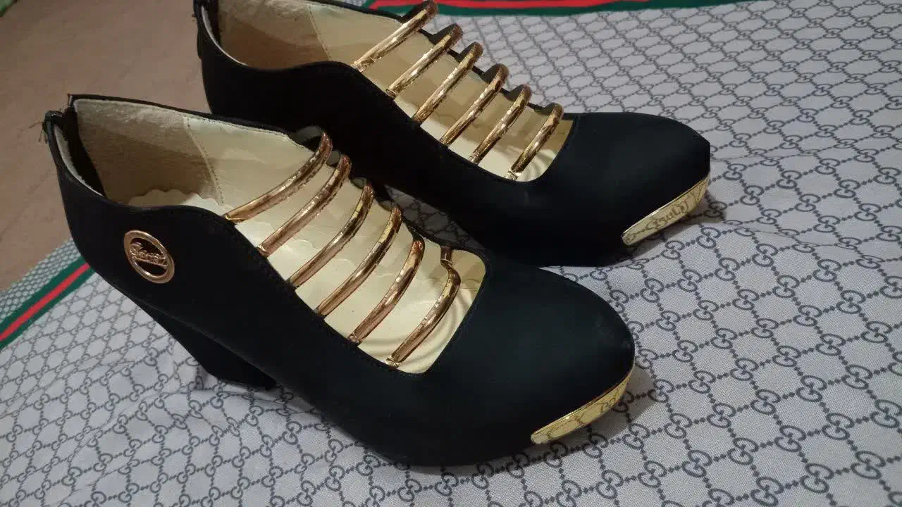 کفش درحد|کیف، کفش، کمربند|قم, زاویه|دیوار