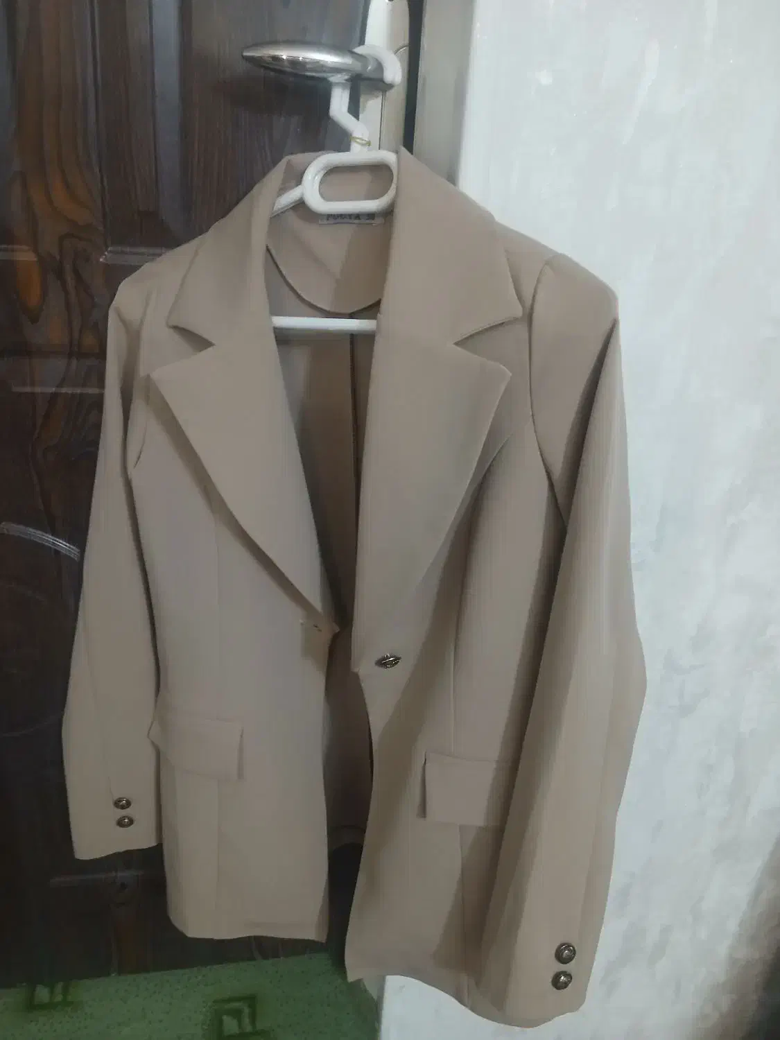 دو عدد کت|لباس|اردبیل, |دیوار