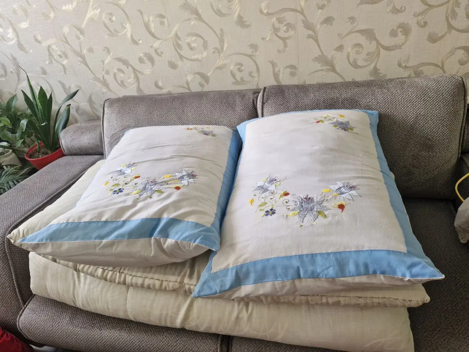 تشک و دوتا بالشت|رختخواب، بالش، پتو|مشهد, هفت تیر (حافظ)|دیوار