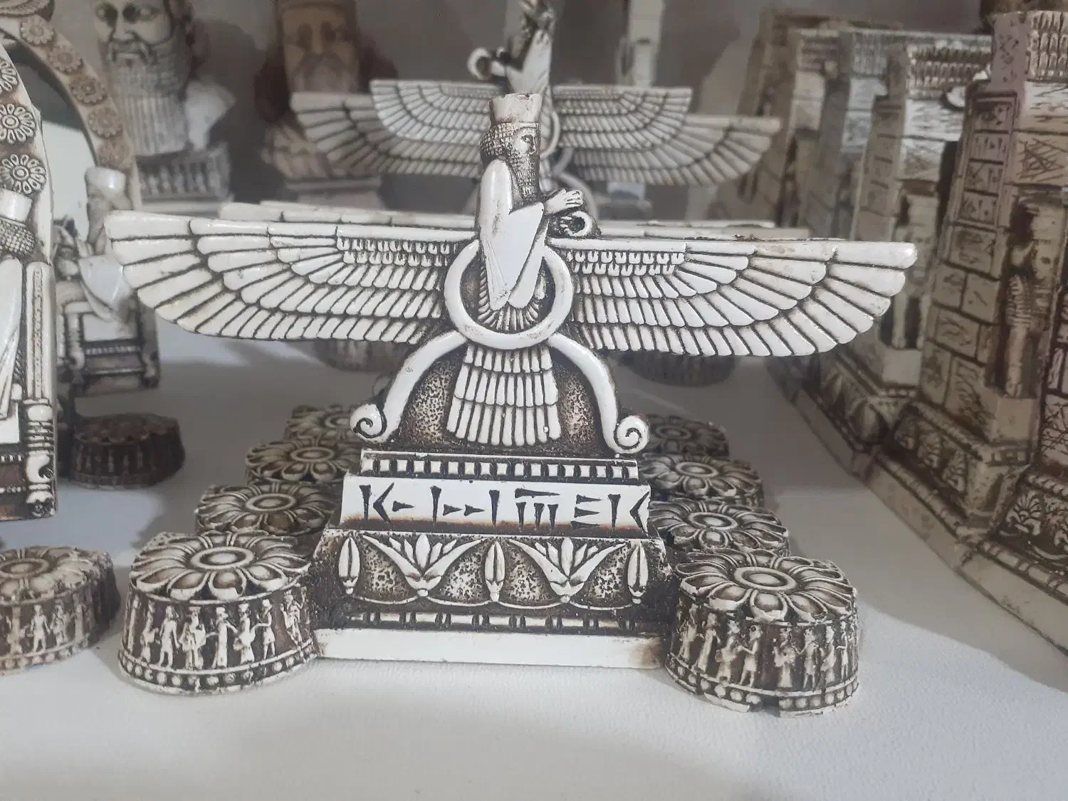 تندیس و دستکلیدهای هخامنشی|مجسمه، تندیس، ماکت|شهر بابک, |دیوار