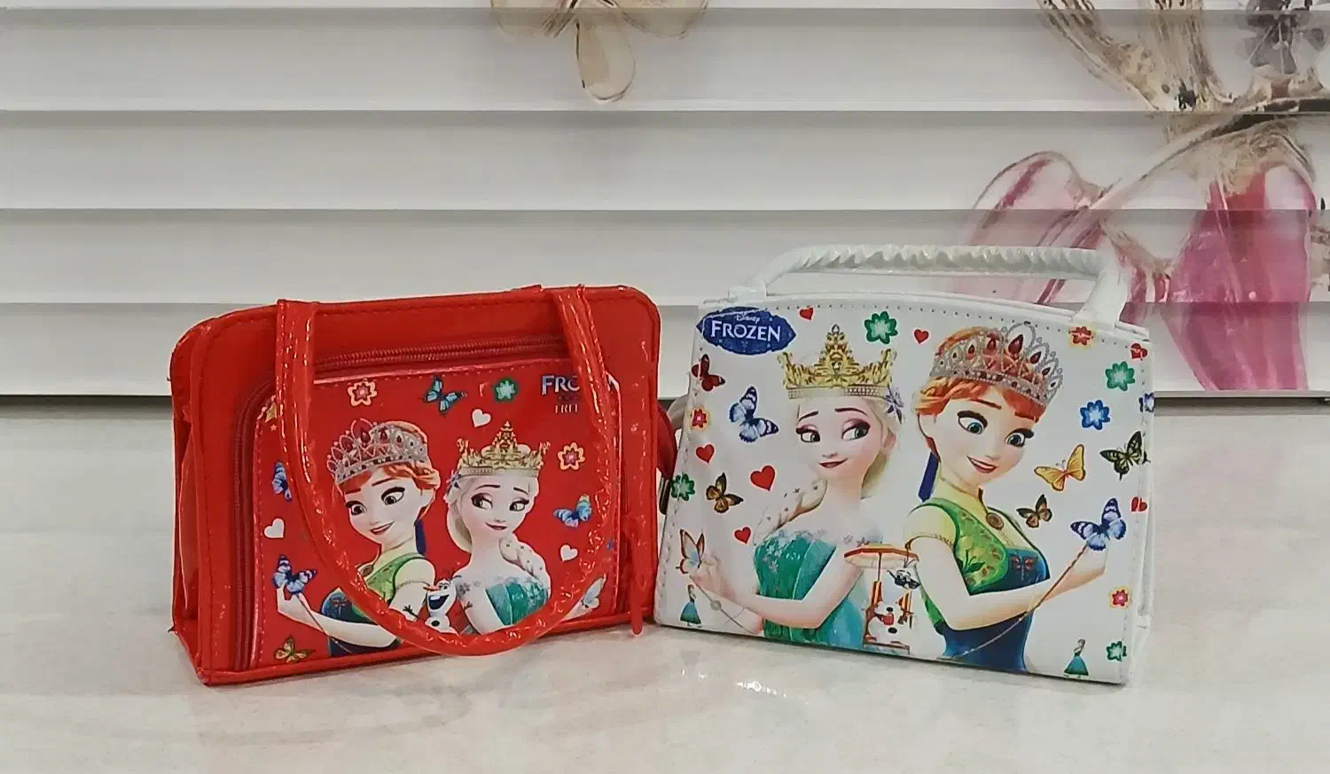 کیف بچه‌گانه|اسباب‌‌بازی|ری, شهادت|دیوار