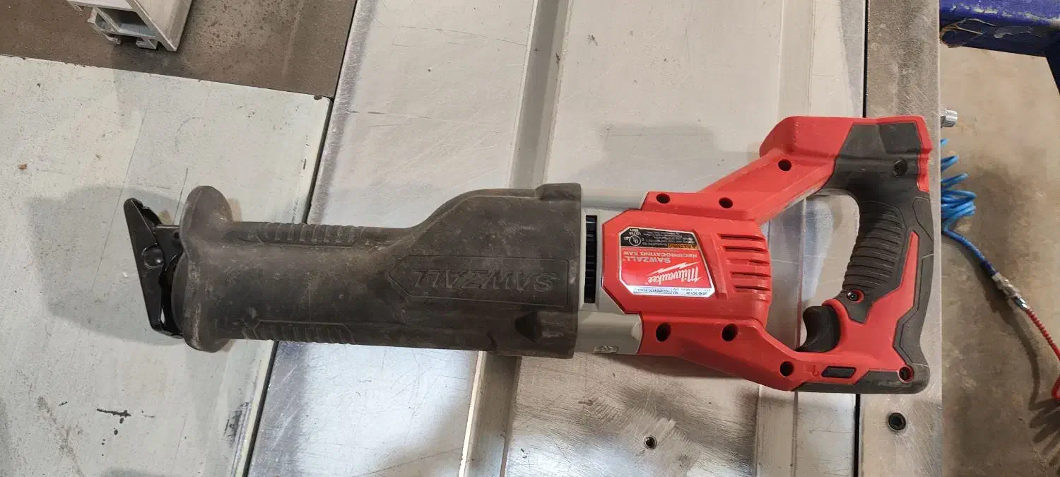 افقی بر میلواکی|ابزارآلات|خاوران, |دیوار