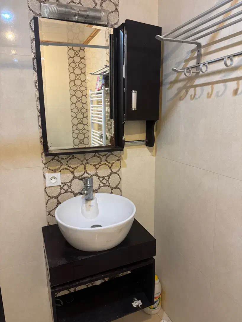 یک عدد روشویی و اینه|لوازم سرویس بهداشتی|نوشهر, |دیوار