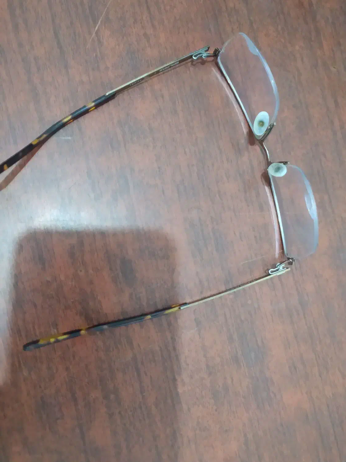 عینک|اشیا|قروه, |دیوار