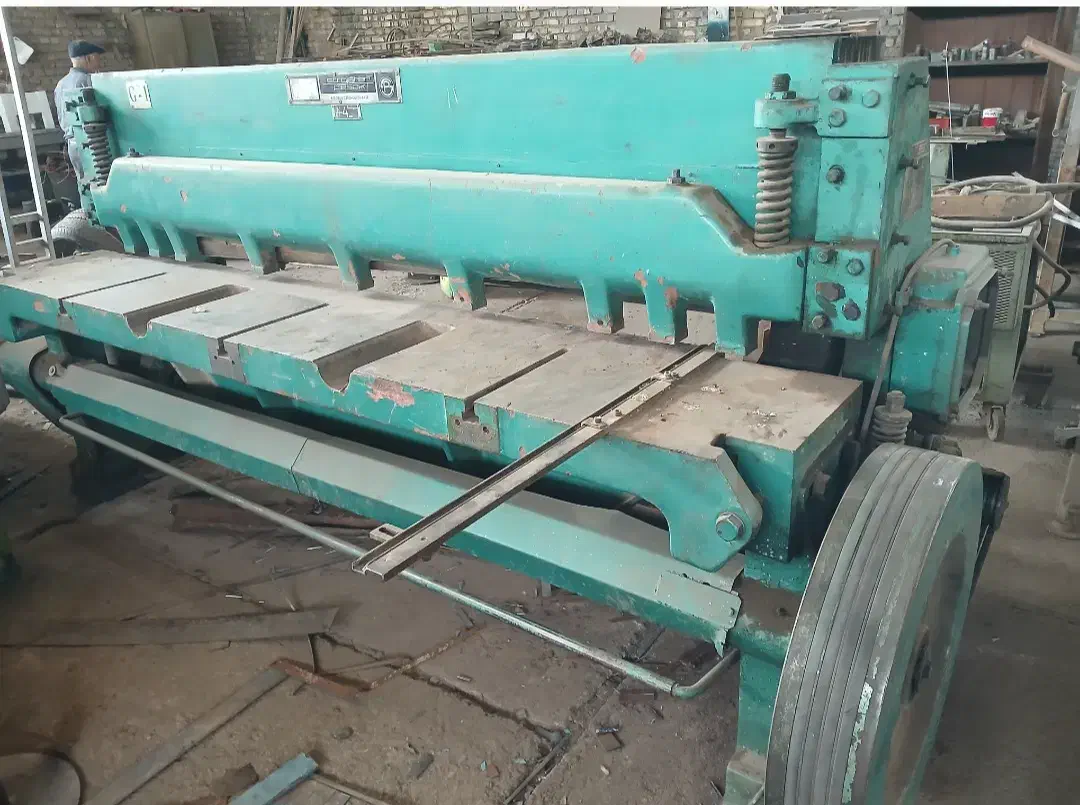 گیوتین ۲متری ۴میل بر چکسلواکی|ماشینآلات صنعتی|یزد, |دیوار