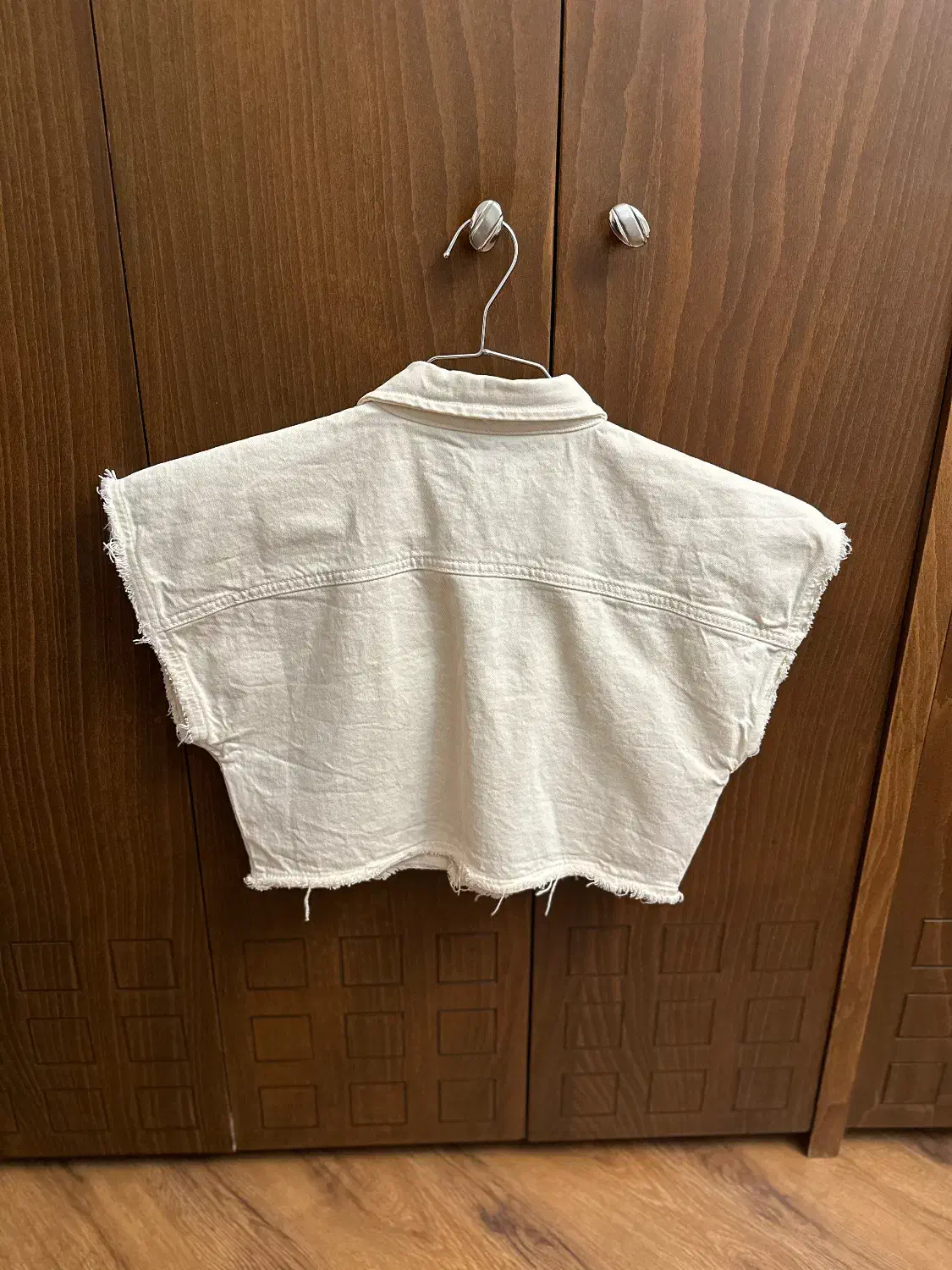 نیم تنه|لباس|شیراز, قصرالدشت|دیوار