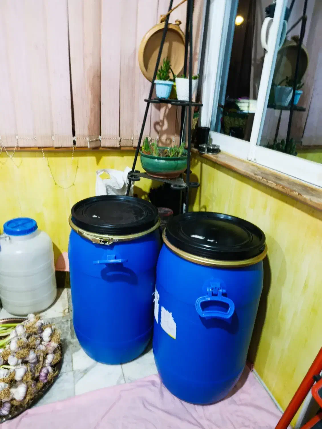 دبه بشکه تشت هفتاد لیتری روسی تسمه ای فول وکیوم|ظروف نگهدارنده، پلاستیکی، یک‌بارمصرف|بندر انزلی, معلم|دیوار