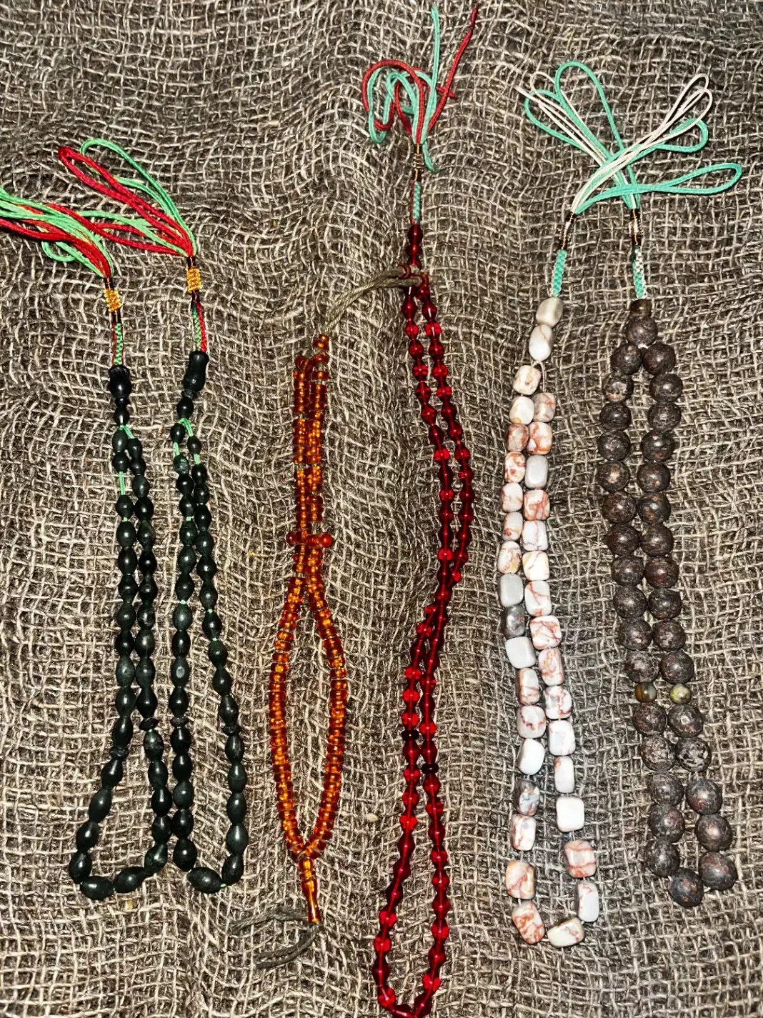 تسبیح سنگی قدیمی و کلکسیونی|کلکسیون اشیاء عتیقه|شیراز, نصر|دیوار