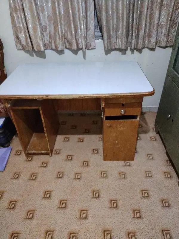 میز کامپیوتر محکم و بادوام ضدخش نیاز به تعمیر جزیی|میز تحریر و کامپیوتر|زاهدان, |دیوار