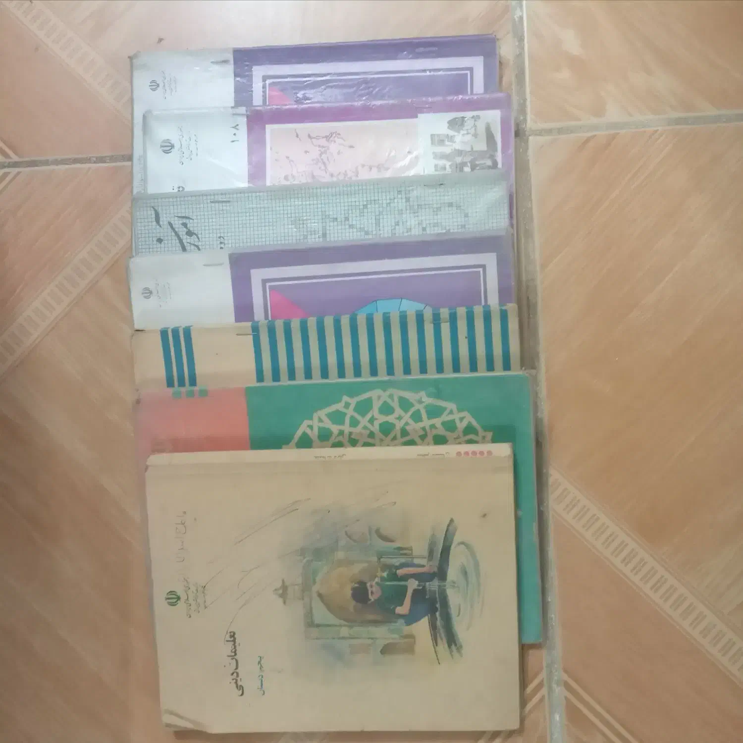 تعدادی کتاب دهه شصتی|کتاب و مجله تاریخی|کاشان, زیدی|دیوار