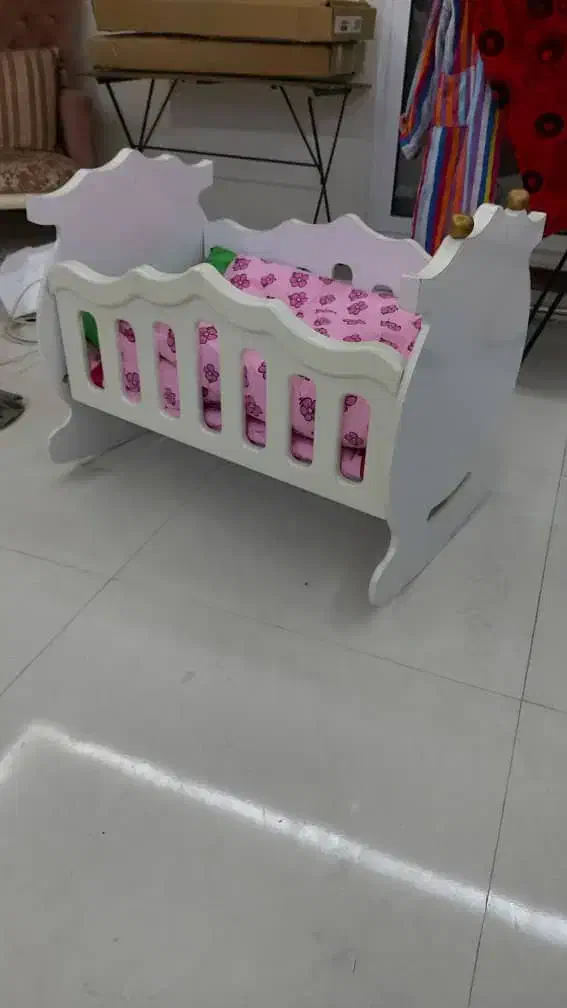 تخت نوزاد در حد نو|تخت و صندلی بچه|شاهین‌شهر, عطار|دیوار