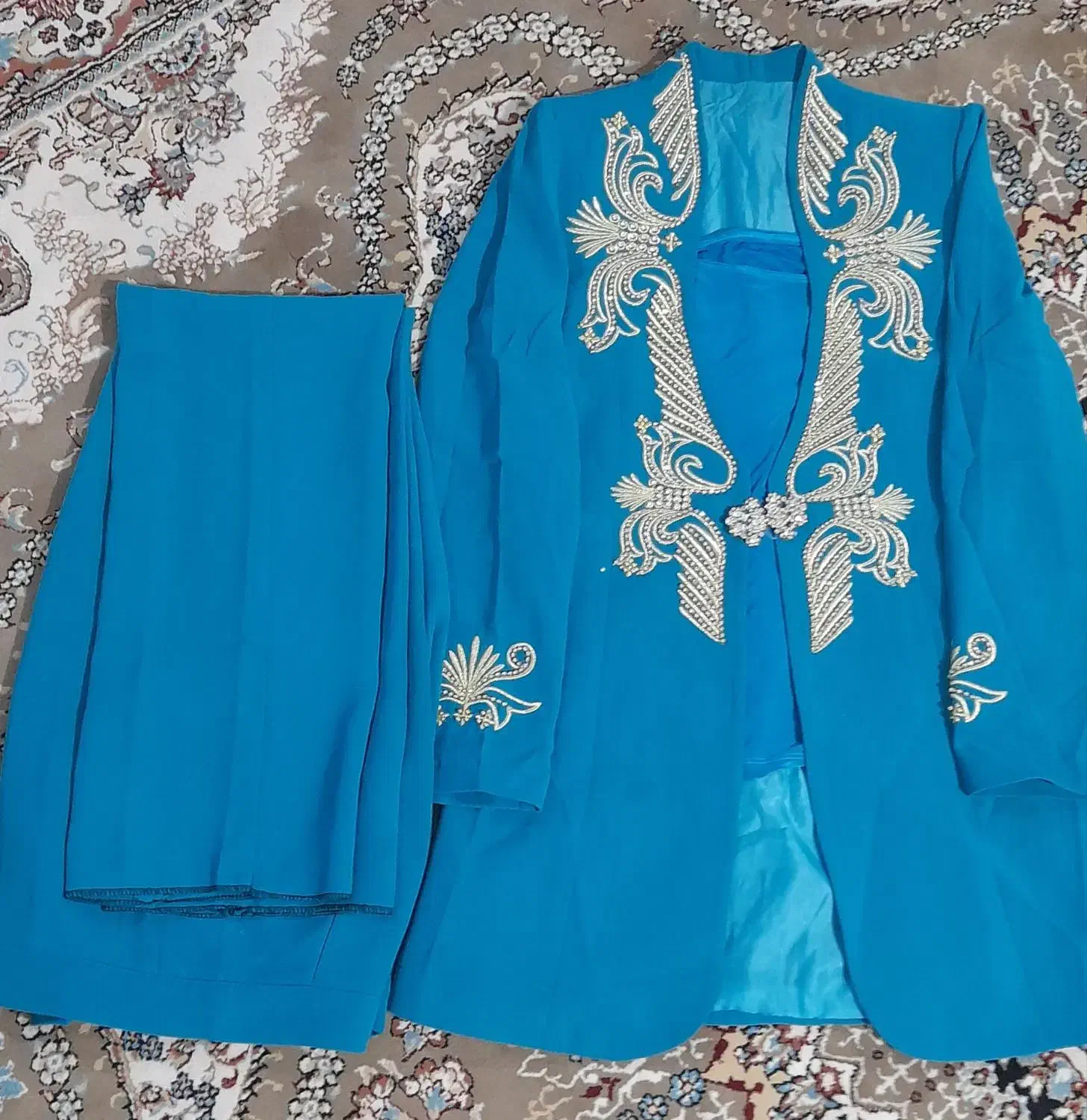 لباس مجلسی|لباس|اقبالیه, |دیوار