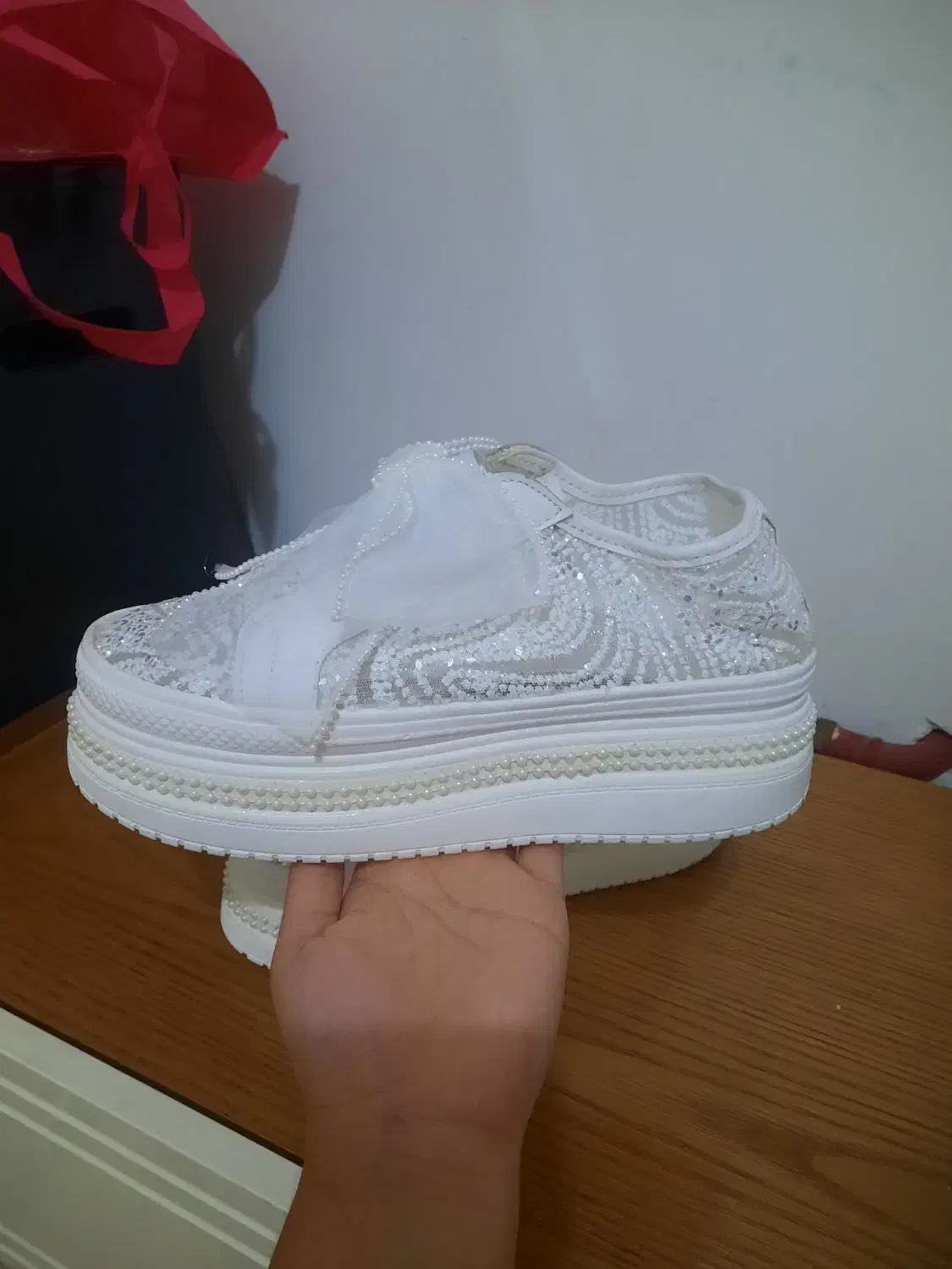 کتونی عروس|کیف، کفش، کمربند|صومعه‌سرا, |دیوار